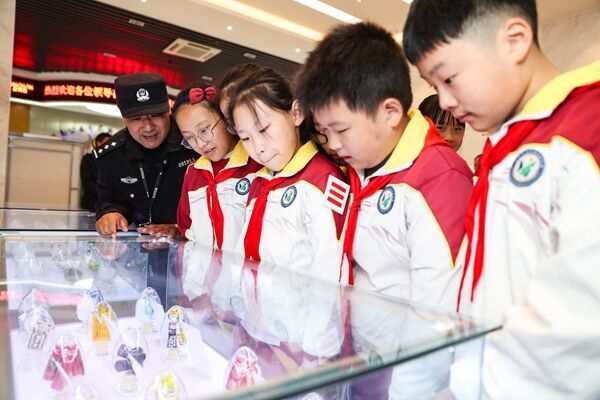 學(xué)生代表參觀禁毒展。鹽城公安供圖