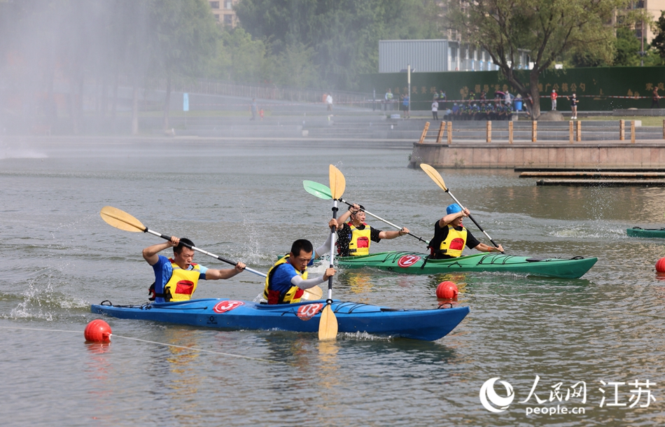 夏日清晨，一艘艘色彩鮮艷的賽艇和槳板在伯瀆河畔穿梭。朱剛?cè)簲z