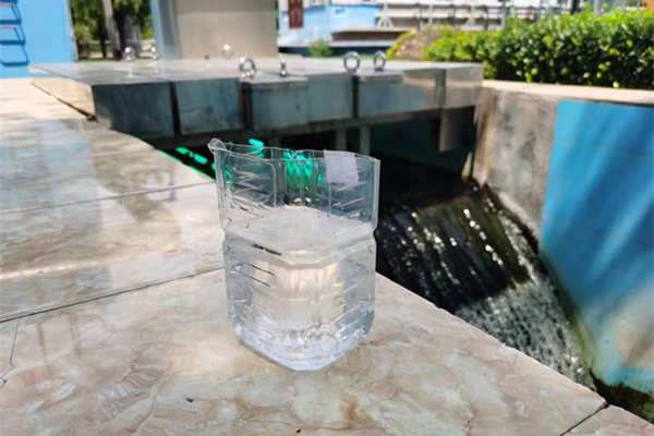 在邯鄲市雞澤縣藍(lán)天污水處理廠，污水經(jīng)過(guò)處理后清澈透明。鄭佳欣攝