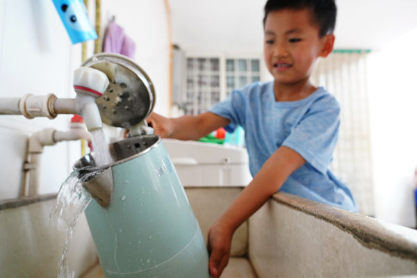 在峰峰礦區(qū)彭城鎮(zhèn)羊角鋪村村民家中，清澈甘甜的飲用水從水管中流出。峰峰礦區(qū)區(qū)委宣傳部供圖