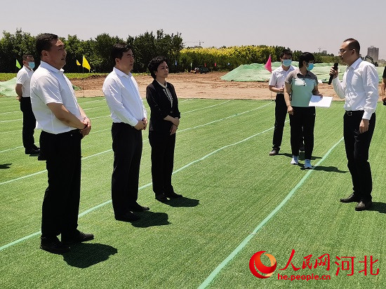 觀摩團現(xiàn)場了解項目建設(shè)情況。人民網(wǎng) 張繼航攝