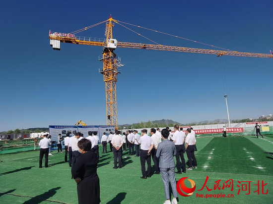 觀摩團走進塔吊林立的項目現(xiàn)場。人民網(wǎng)張繼航攝