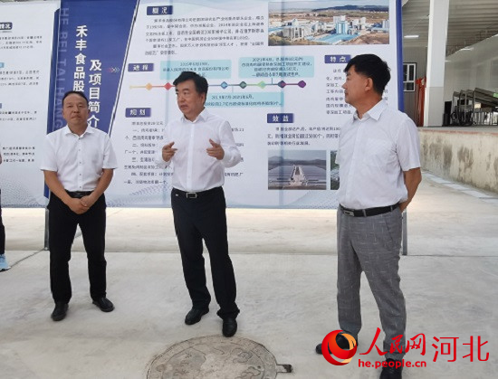 黨曉龍在禾豐項目現(xiàn)場鼓勵大家以商招商。 人民網(wǎng) 張繼航攝