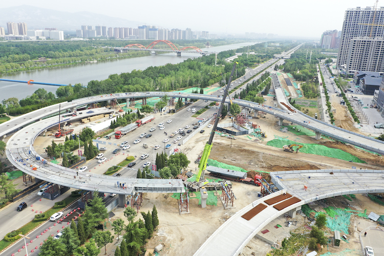 市區(qū)五一路快速通道工程西段順利合龍。