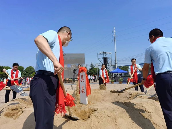 作為今年荷花節(jié)“開場秀”，理士新能源智造園區(qū)項目正式開工。人民網(wǎng) 馬曉波攝