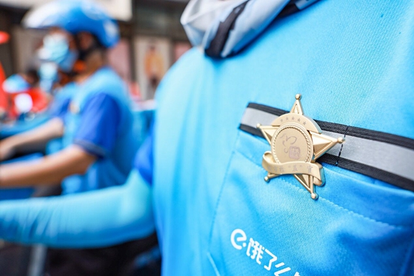 外賣員佩戴城市檢“茬”官徽章。盛義攝