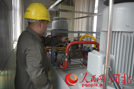 黃壁莊水庫事務(wù)中心工作人員在檢查溢洪道表口工作閘門啟臂機(jī)。人民網(wǎng)祝龍超攝