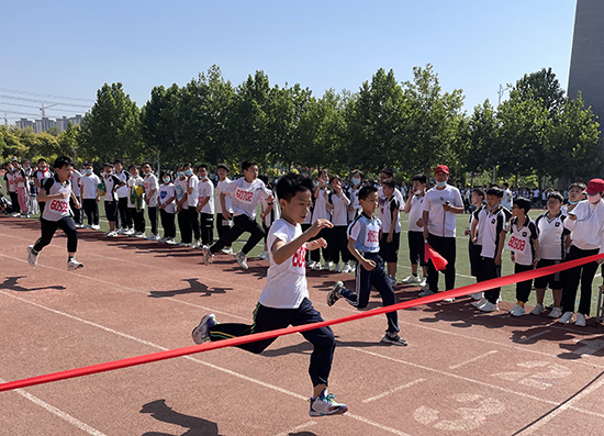 河北省威縣第四小學(xué)學(xué)生組織短跑比賽。 趙國華攝