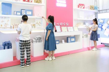 多樣的高陽(yáng)紡織產(chǎn)品吸引大家關(guān)注。班靜怡攝