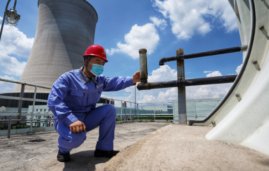 河北涿州京源熱電有限責(zé)任公司技術(shù)人員正在對設(shè)備進行檢驗排查。劉楊攝