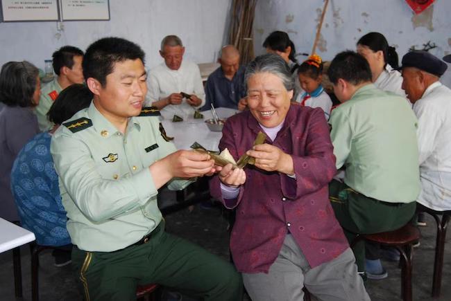 趙德恒與孤寡老人共度端午佳節(jié) 。 濱州市公安局海岸警察支隊(duì)岔尖派出所供圖