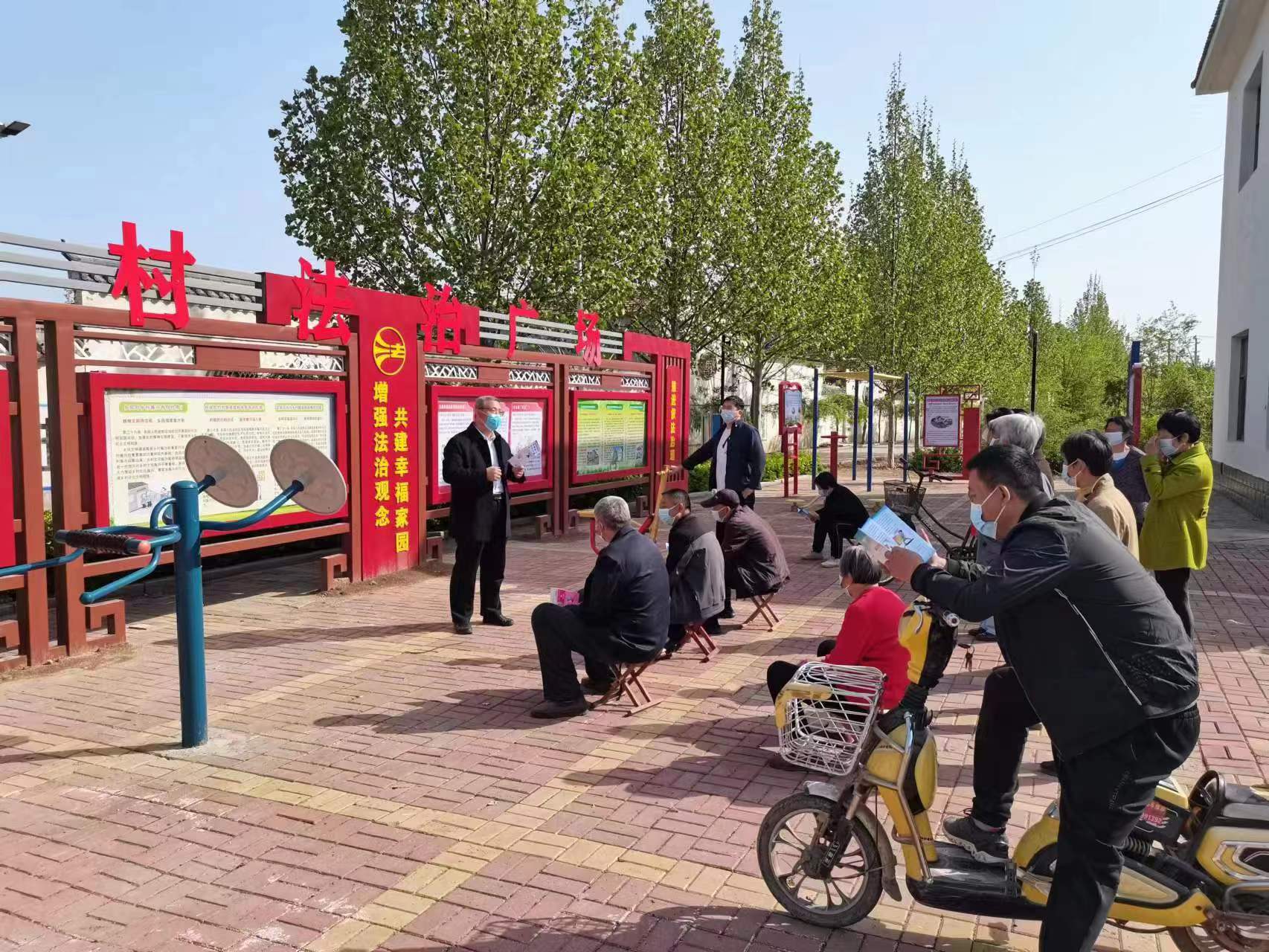 邢臺(tái)市臨西縣司法局工作人員走近群眾進(jìn)行普法宣傳。 孟凡儒攝