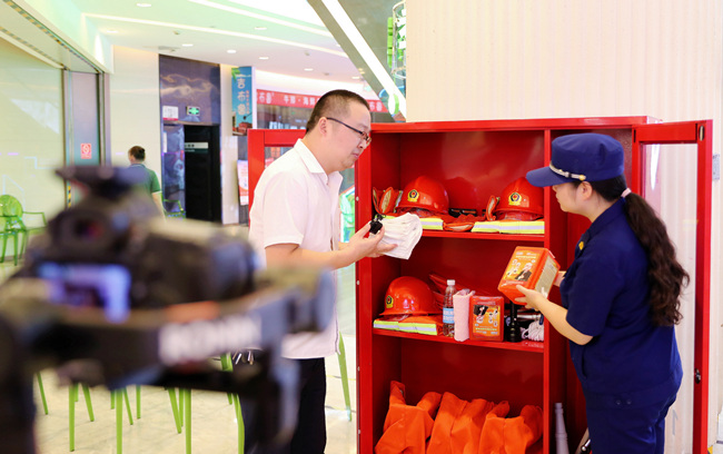 通過直播講解消防器材的使用方法。單位供圖