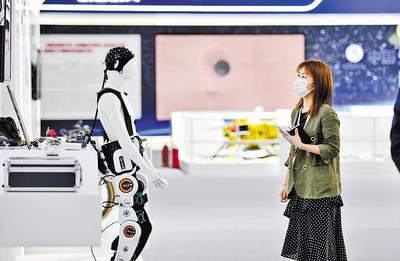 近日，第六屆世界智能大會在天津開幕，圖為參會嘉賓參觀天津制造業(yè)立市展。 新華社記者 趙子碩攝