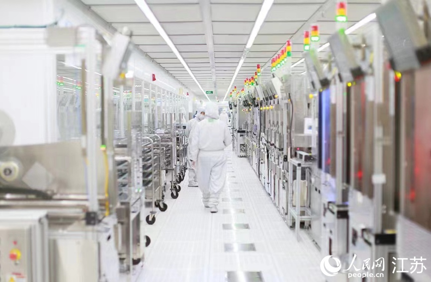 在希捷國(guó)際科技（無(wú)錫）有限公司生產(chǎn)車(chē)間，技術(shù)人員正在巡查作業(yè)。新吳區(qū)委宣傳部供圖