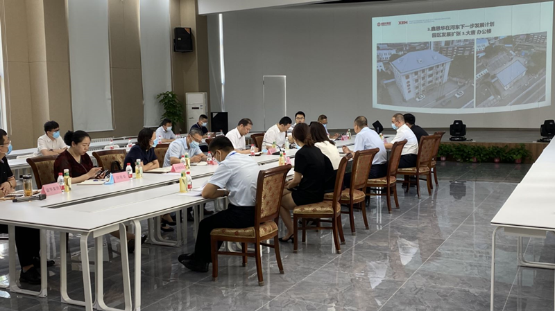 河?xùn)|區(qū)委書(shū)記范少軍一行深入老電建公司辦公園區(qū)就盤活園區(qū)工作進(jìn)行部署研究。河?xùn)|區(qū)供圖