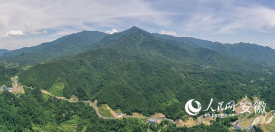 大別山旅游扶貧快速通道。人民網(wǎng) 陳若天攝