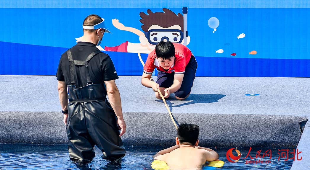 活動(dòng)現(xiàn)場(chǎng)模擬演練。 人民網(wǎng) 周博攝