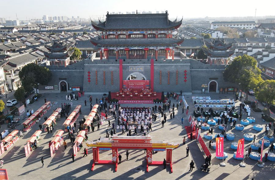 城門掛春聯(lián)，金湖沖刺“開門紅”。陳義寶攝