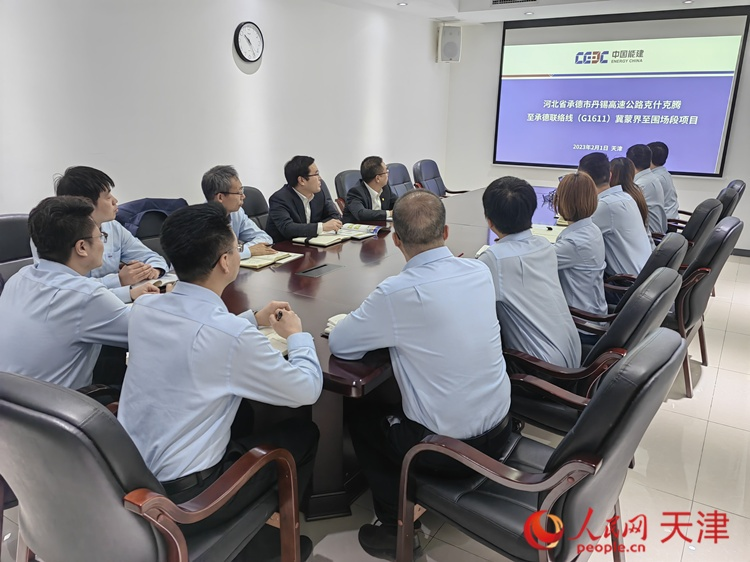 近日，中能建路橋工程有限公司領(lǐng)導(dǎo)班子成員與員工開會討論，如何根據(jù)今年的項目招聘合適的優(yōu)秀人才。  人民網(wǎng) 孫翼飛攝