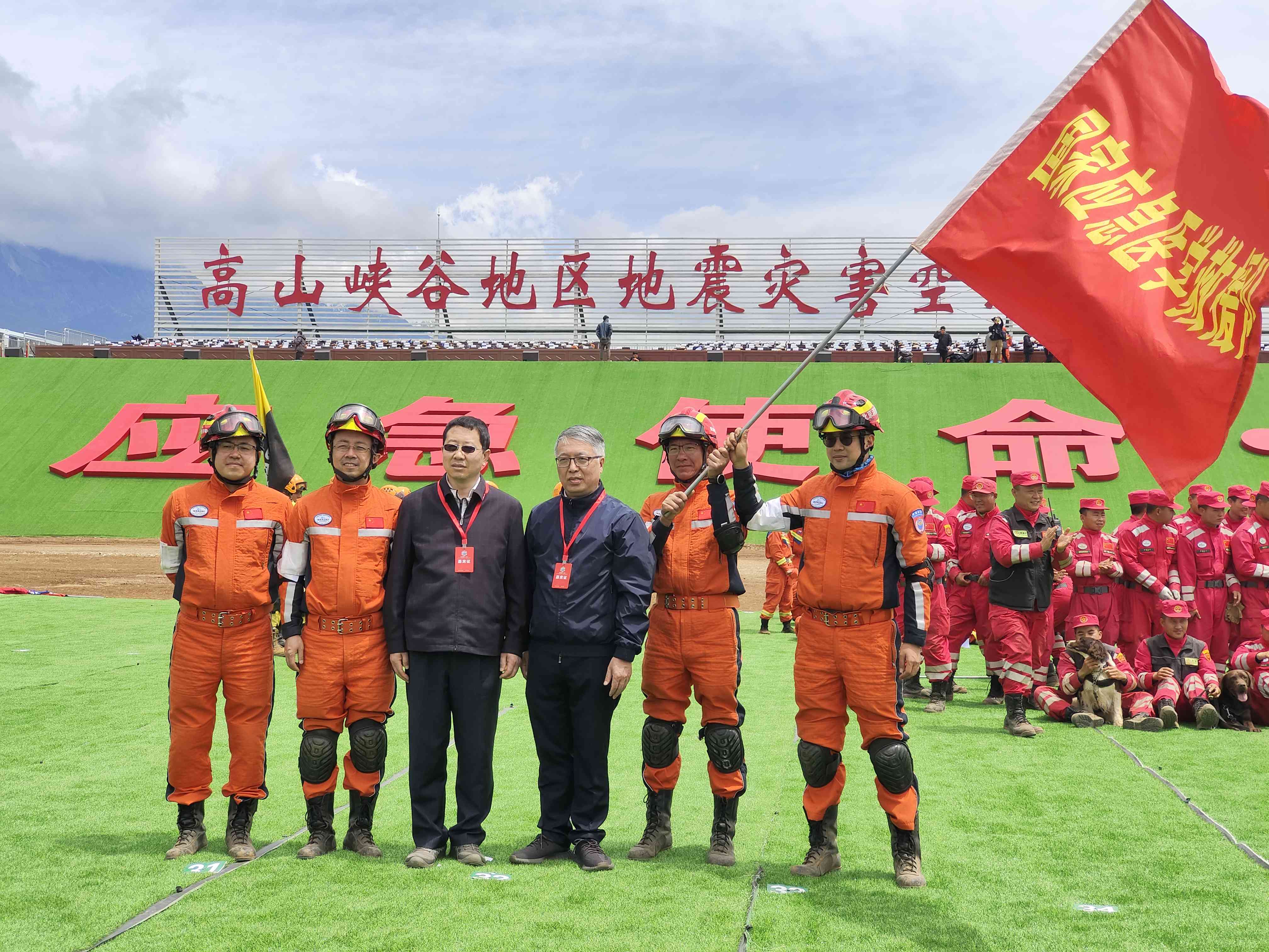 呂國(guó)忠以總領(lǐng)隊(duì)身份，帶領(lǐng)國(guó)家應(yīng)急醫(yī)學(xué)救援隊(duì)演練。受訪者供圖