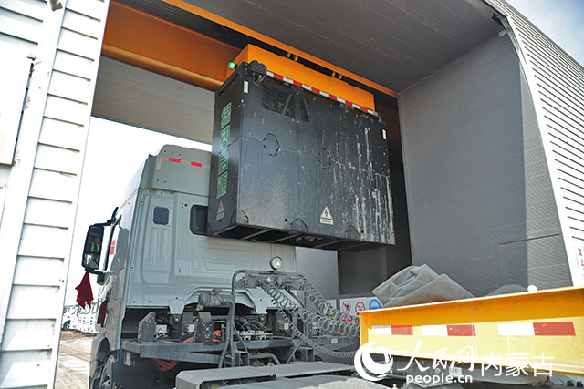 萬利新能源數(shù)字陸港里，正在充換電站進(jìn)行換電的重卡。人民網(wǎng)記者 趙夢月攝