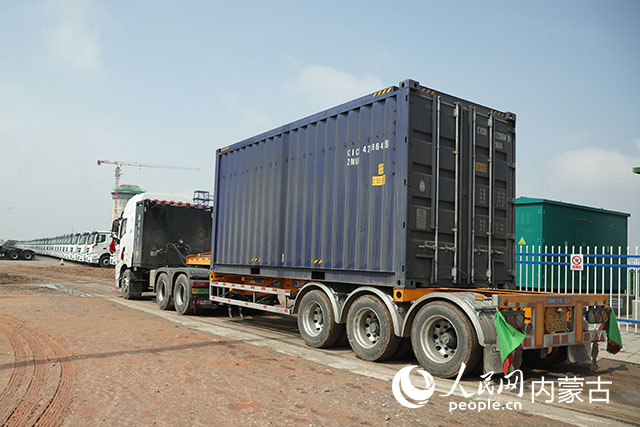 新能源重卡采用集裝箱運輸。人民網(wǎng)記者 趙夢月攝