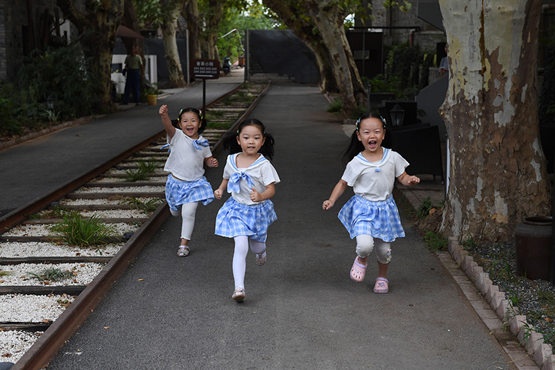 由礦場家屬區(qū)改造而來的“鮮花小院”民宿，深受孩子們的喜愛。吳芳攝