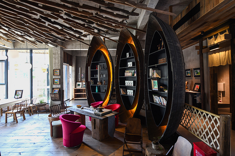 漁船、船槳……花田·僑鄉(xiāng)里的裝飾材料，多是從當?shù)靥詠淼呐f物。 吳芳攝