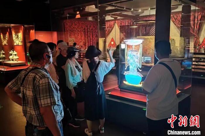 圖為臺(tái)灣新北市永和區(qū)里長聯(lián)誼會(huì)江西參訪團(tuán)一行在南昌漢代?；韬顕z址博物館內(nèi)參觀展出的珍貴文物?！●樞↓?攝