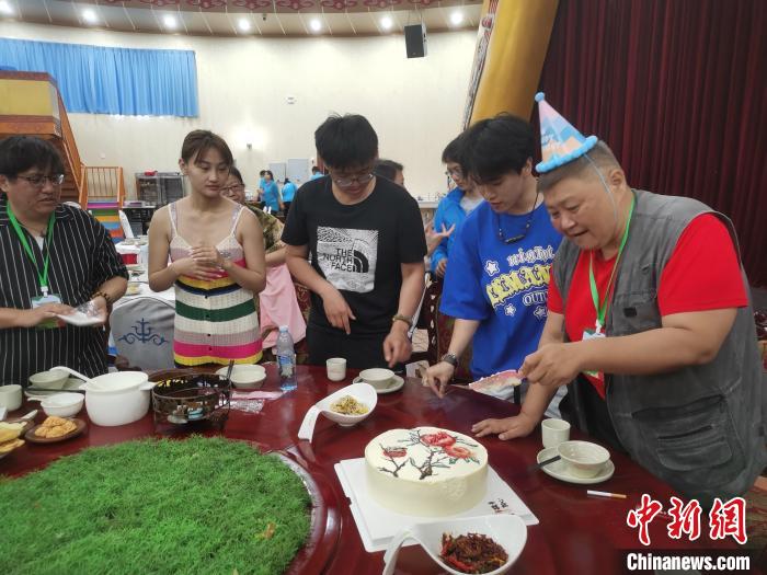 圖為內(nèi)蒙古臺(tái)辦為臺(tái)胞過(guò)生日。　李愛(ài)平 攝