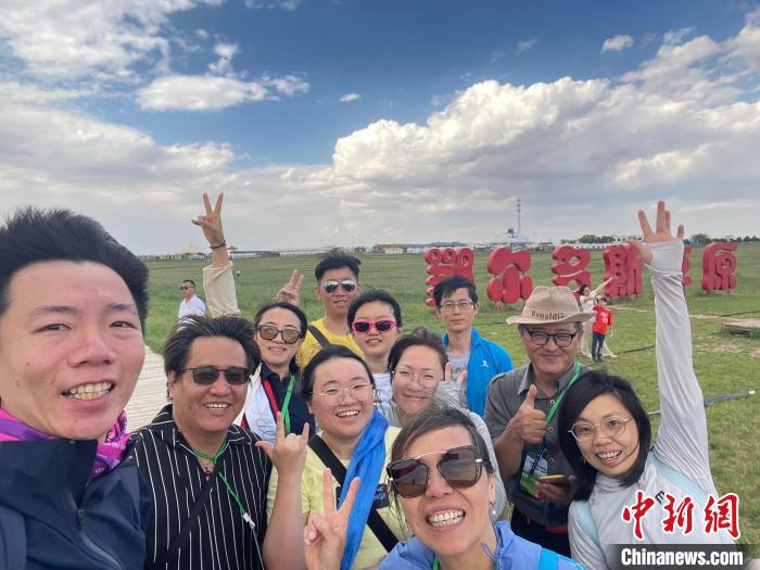 圖為臺(tái)胞在鄂爾多斯草原合影?！∪~冠賢 攝