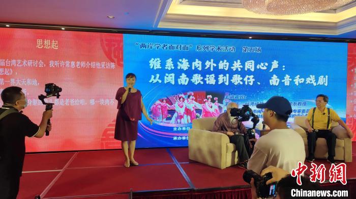 歌仔說唱非遺傳承人張?jiān)缕寂楷F(xiàn)場(chǎng)演唱?！罘?攝