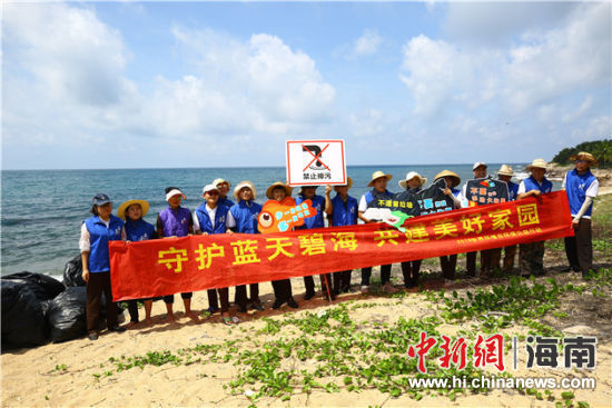 環(huán)保志愿者呼吁停止隨地扔垃圾、破壞環(huán)境等不文明行為。