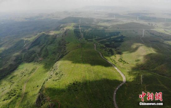 6月28日，夏日鏡頭下的河北張家口張北“草原天路”蜿蜒曲折。 中新社記者 楊艷敏 攝