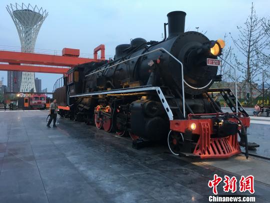 公園內(nèi)保留布置了蒸汽時(shí)代火車(chē)頭?！「呒t超 攝