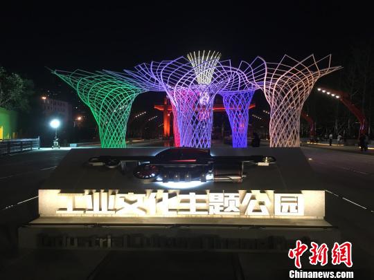 夜晚，奧運(yùn)“五色樹(shù)”的燈光。　高紅超 攝