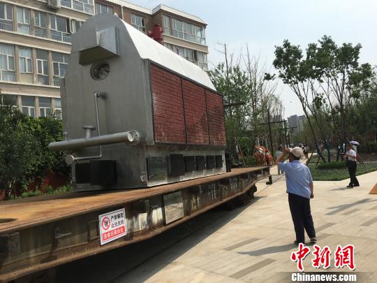 公園內(nèi)陳列著臥式蒸汽鍋爐等工業(yè)產(chǎn)品?！「呒t超 攝