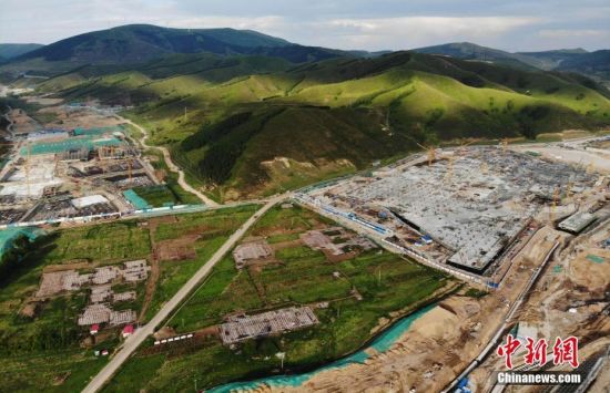 6月28日，航拍鏡頭下的河北張家口冬奧會太子城冰雪小鎮(zhèn)項(xiàng)目。太子城冰雪小鎮(zhèn)項(xiàng)目位于2022年冬奧會張家口賽區(qū)核心區(qū)，連接張家口賽區(qū)云頂和古楊樹兩個(gè)競賽場館群，建成后將承擔(dān)賽時(shí)核心區(qū)配套保障功能，提供冬奧頒獎、貴賓接待、交通換乘、休閑娛樂等服務(wù)，賽后將成為一座國際化四季度假小鎮(zhèn)。 中新社記者 楊艷敏 攝