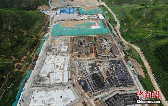 6月28日，航拍鏡頭下的河北張家口冬奧會太子城冰雪小鎮(zhèn)項(xiàng)目。太子城冰雪小鎮(zhèn)項(xiàng)目位于2022年冬奧會張家口賽區(qū)核心區(qū)，連接張家口賽區(qū)云頂和古楊樹兩個(gè)競賽場館群，建成后將承擔(dān)賽時(shí)核心區(qū)配套保障功能，提供冬奧頒獎、貴賓接待、交通換乘、休閑娛樂等服務(wù)，賽后將成為一座國際化四季度假小鎮(zhèn)。 中新社記者 楊艷敏 攝