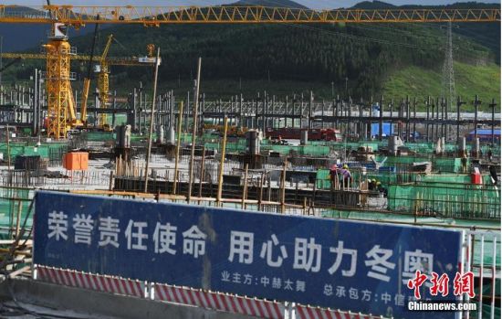 6月28日，河北張家口冬奧會太子城冰雪小鎮(zhèn)項(xiàng)目現(xiàn)場。太子城冰雪小鎮(zhèn)項(xiàng)目位于2022年冬奧會張家口賽區(qū)核心區(qū)，連接張家口賽區(qū)云頂和古楊樹兩個(gè)競賽場館群，建成后將承擔(dān)賽時(shí)核心區(qū)配套保障功能，提供冬奧頒獎、貴賓接待、交通換乘、休閑娛樂等服務(wù)，賽后將成為一座國際化四季度假小鎮(zhèn)。 中新社記者 楊艷敏 攝