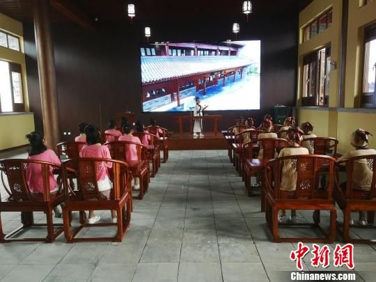 學(xué)生們在大原書院誦讀國學(xué)經(jīng)典?！⊥貔i 攝