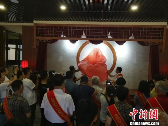 為董子石像揭幕?！⊥貔i 攝