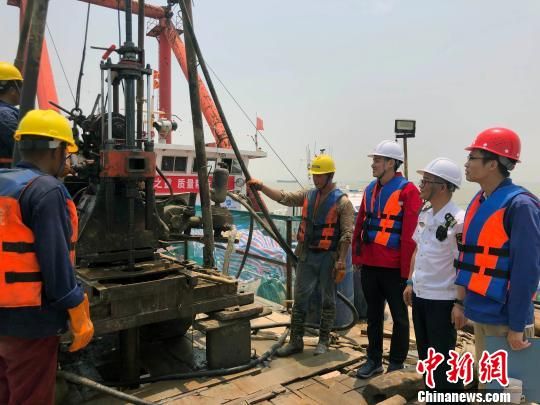 圖為勘察設(shè)計(jì)人員與常熟海事局執(zhí)法船在現(xiàn)場(chǎng)配合鉆探施工?！∥赫?攝