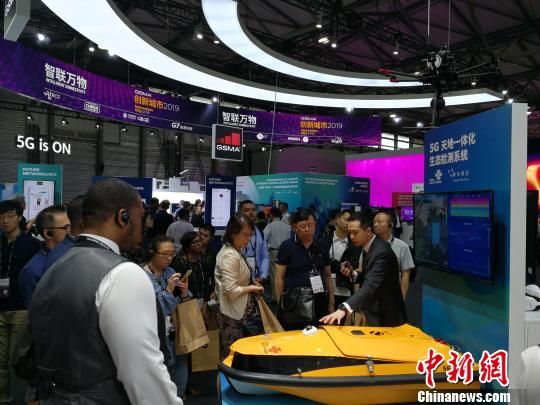 圖為現(xiàn)場(chǎng)人員講解5G“天地一體化”生態(tài)檢測(cè)系統(tǒng)。　任柏松 攝