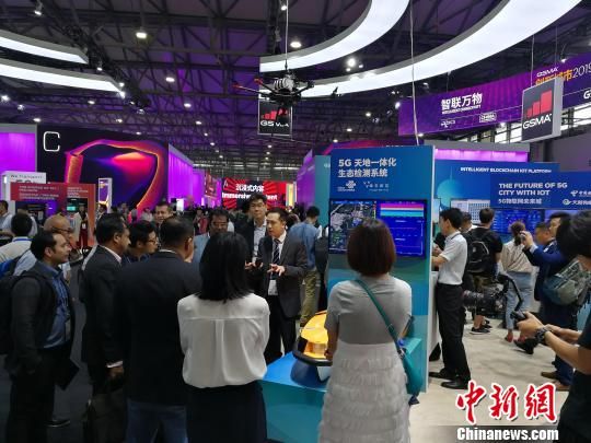 雄安新區(qū)展臺(tái)吸引不少眾多觀眾駐足關(guān)注?！∪伟厮?攝