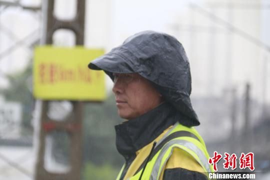 蘭州西工務(wù)段蘭州線路車間防護員雨中巡查?！⊥豕廨x 攝