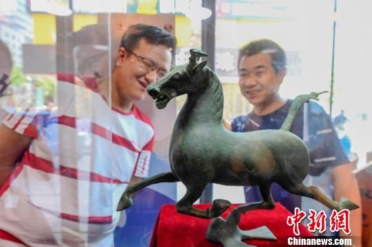 甘肅省博物館將榮登《國家寶藏》的文物銅奔馬和人頭形器口彩陶瓶搬到了絲路如意餐廳，讓顧客在餐廳內(nèi)就能近距離的和文物面對面?！＄娦?攝