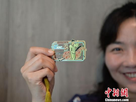 絲路主題餐廳內(nèi)推出的文創(chuàng)產(chǎn)品?！＄娦?攝