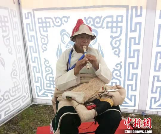 圖為瑪曲縣非遺彈唱藝術(shù)?！＄娦?攝